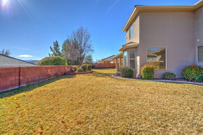 Building Photo - Beautiful St. George Home - Community Pool...
