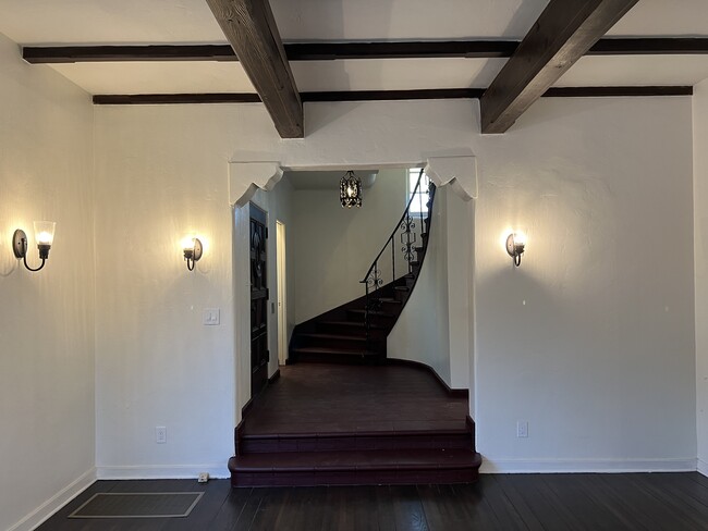 Entryway - 5314 W 8th St