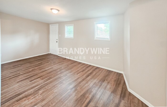 Building Photo - 2402 E Bougainvillea Ave