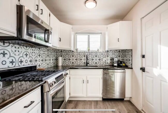 Building Photo - 1802 E Cypress St