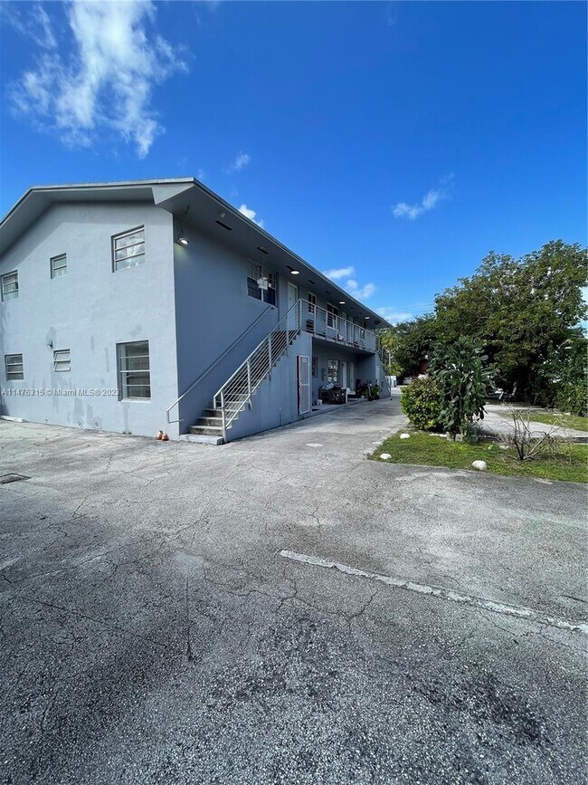 Building Photo - 552 NE 61st St
