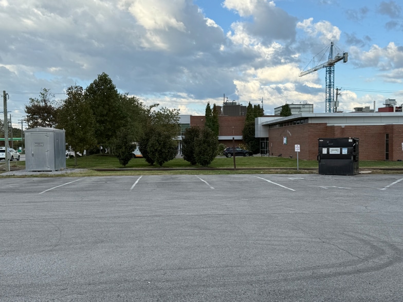 Building Photo - 801 Winchester Rd