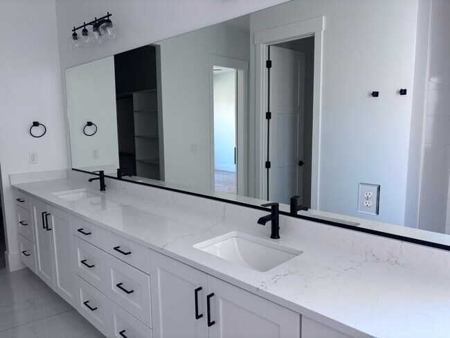 Building Photo - Beautiful 5 Bed 3.5 bath near Sunrise Valley Park In Washington.