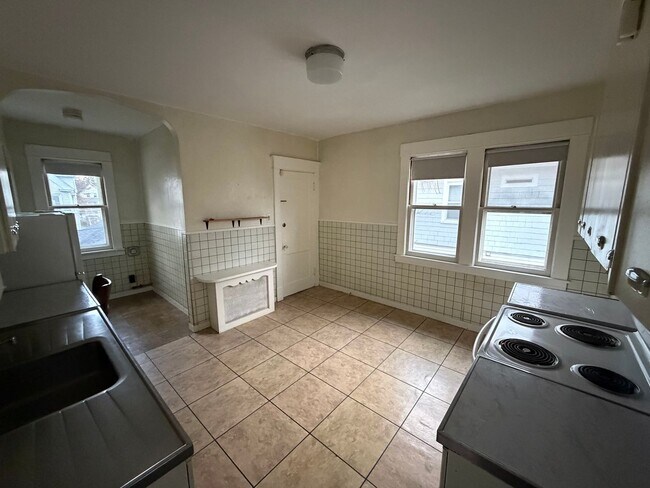 Building Photo - 3 Bedroom 1 Bath