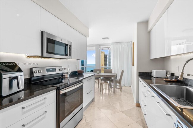 Building Photo - 16500 Collins Ave