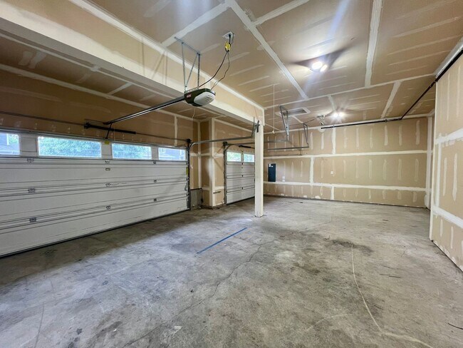 Building Photo - PENDING APPLICATION; Beautiful 5 Bedroom Home