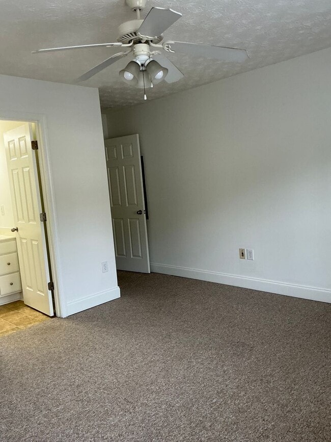 Building Photo - 2 BR 2.5 BA Condo in Gated Community- Mall...