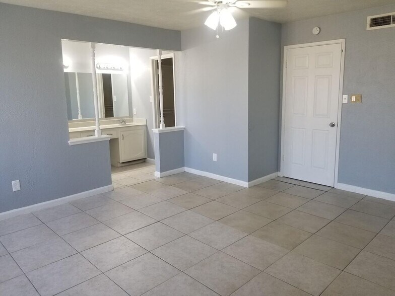 Building Photo - 8806 Trailridge Forest Dr