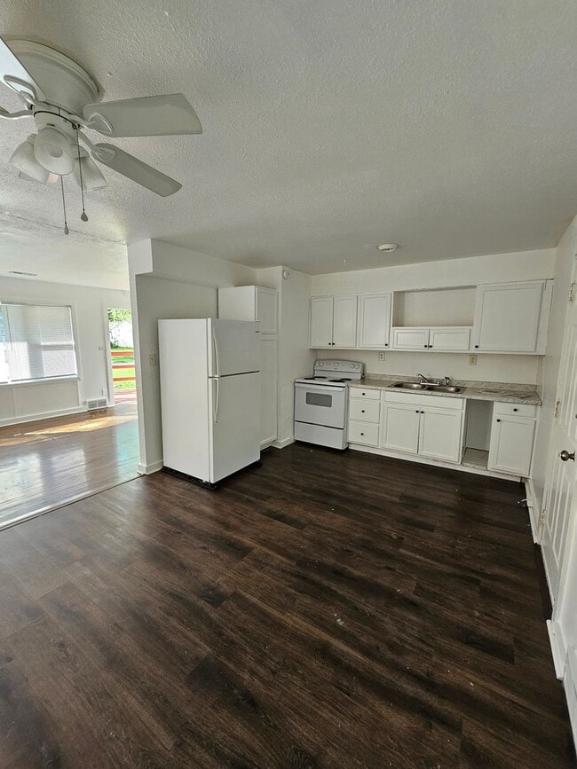 Building Photo - 4 bedroom 2 bath, must see inside!