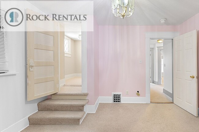 Building Photo - Large Updated Three Bed Two Bath with Patio