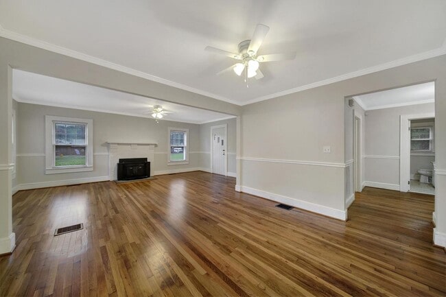 Building Photo - Lovely Brick Ranch Home Close to Uptown Ch...