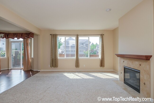 Building Photo - Stunning 4-BR + Den Home | Walk to 53rd Park | Close to Intel | Max & Shopping | Fenced Yard