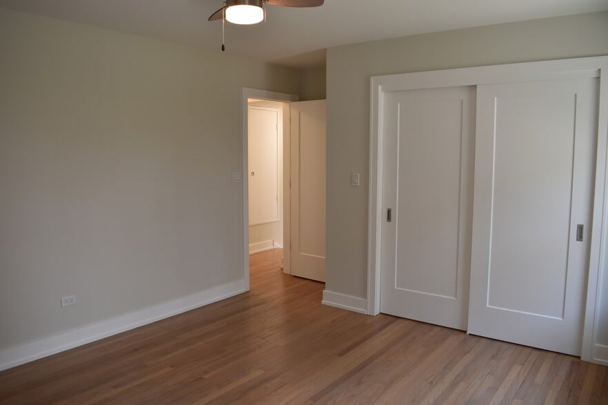 Bedroom - 623 N Northwest Hwy