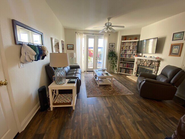 Building Photo - Beautiful 4 Bd/2.5bth within the Poinsettia Cove Community!