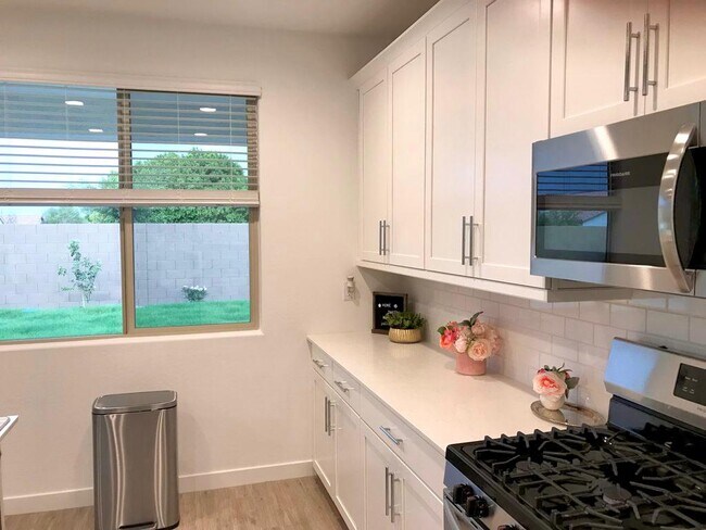 Kitchen and Quartz countertop - 7027 S 13th Way