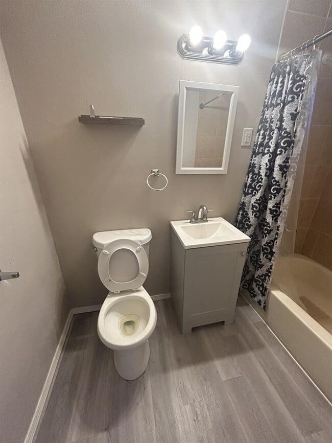 Building Photo - 1315 SW E Ave