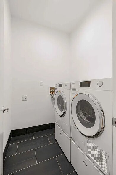 Building Photo - 640 Broadway