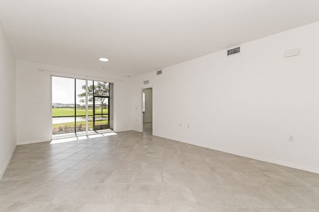 Building Photo - 2-bed 2-bath pet friendly condo with Golf membership at the National Golf!