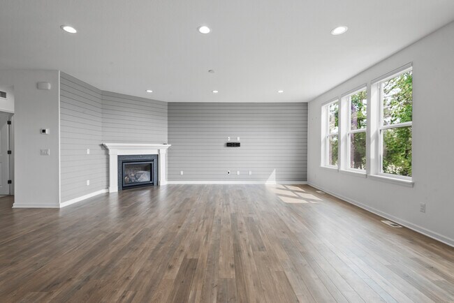 Building Photo - 5898 Urbandale Ct N