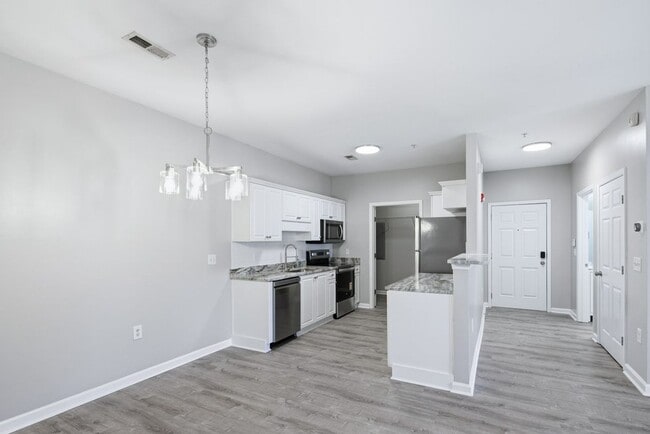 Building Photo - 2 Bedrooms 2 Bathrooms Condo