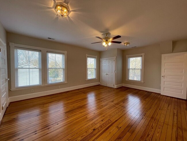 Building Photo - Huge Vintage Home in South Hill