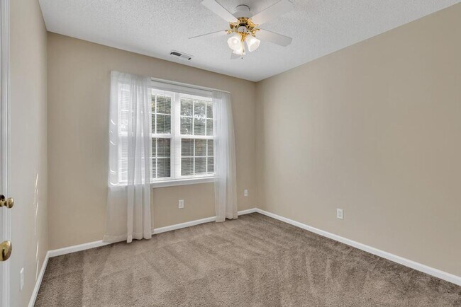 Building Photo - Spacious 4BR/2.5 Bath in the Jacksonville Commons Area