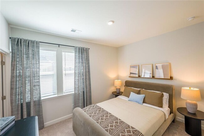 Building Photo - 622 Shallowford Rd