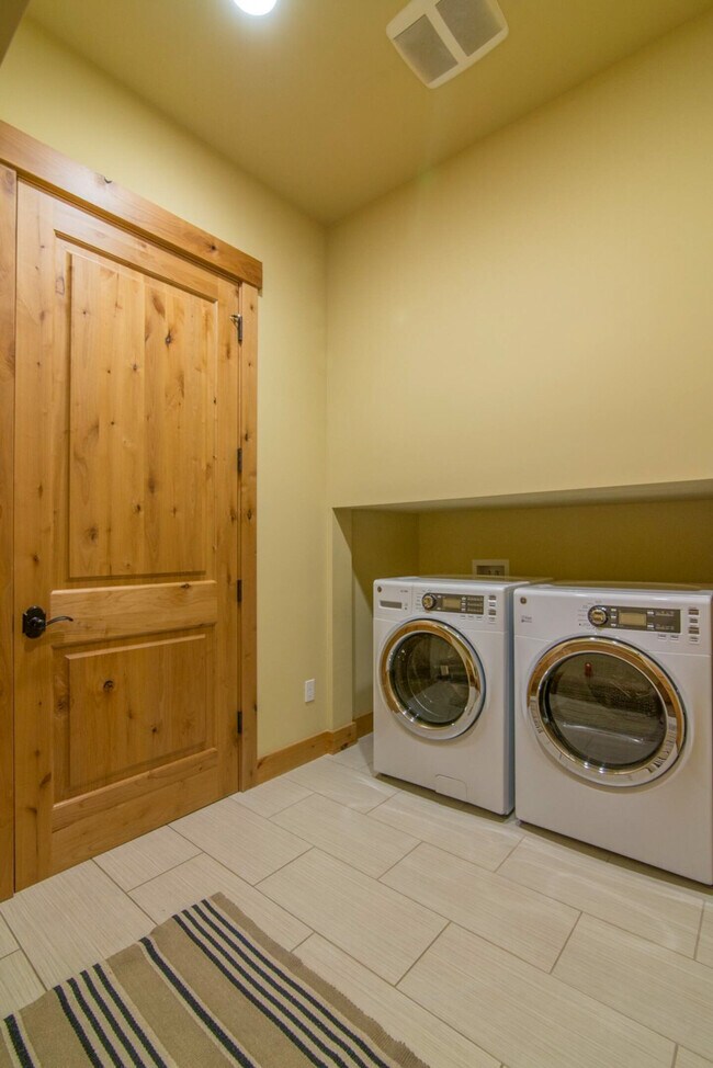 Building Photo - 10116 Sagebrush Ct