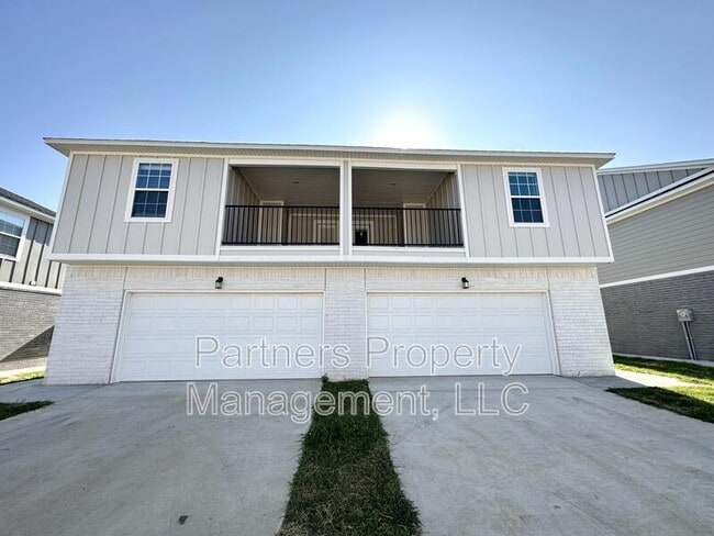 Building Photo - 823 S Amarillo Ave