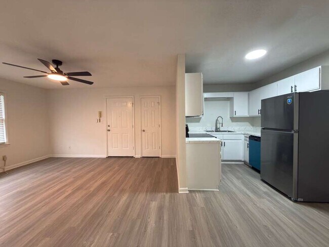 Building Photo - One Bedroom Condo