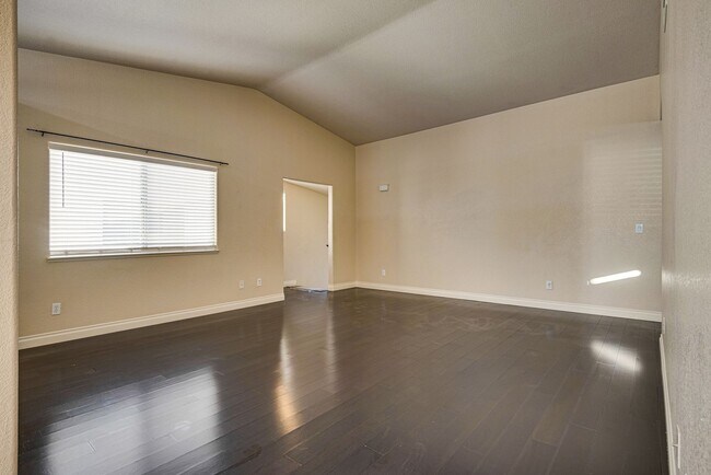 Building Photo - Beautiful 3 Bedroom, 2 Bathroom Townhouse w/ attached 1 Car Garage & Community Pool.