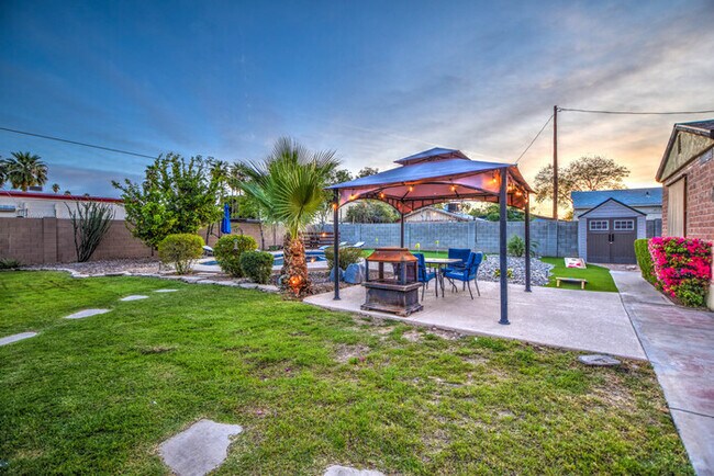 Building Photo - 2 Bd 2 Ba + Guest House with Fully Furnish...