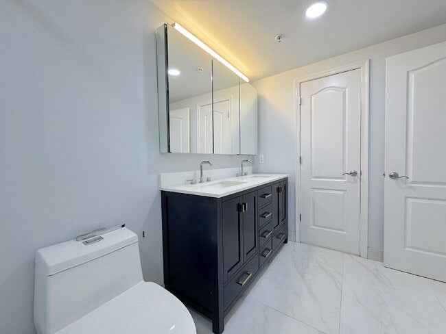 Building Photo - "Chic Urban Retreat: Stylish 1-Bed Condo with Hardwood Elegance in the Heart of Alexandria!"