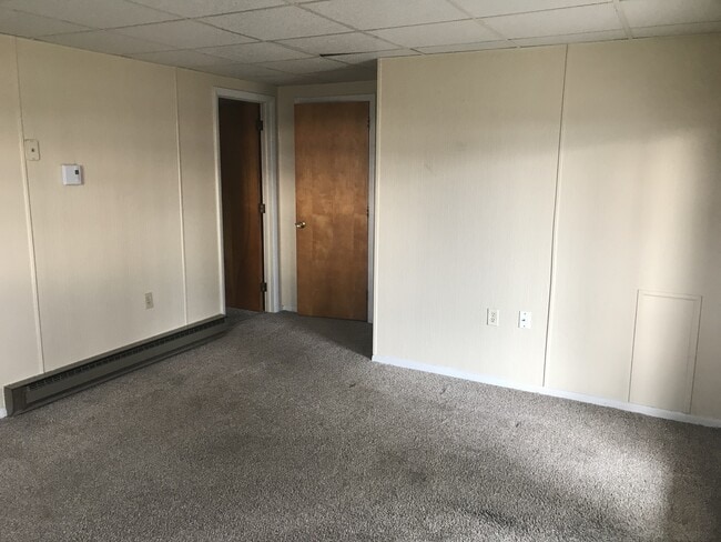 Building Photo - 611 Lincoln Way W