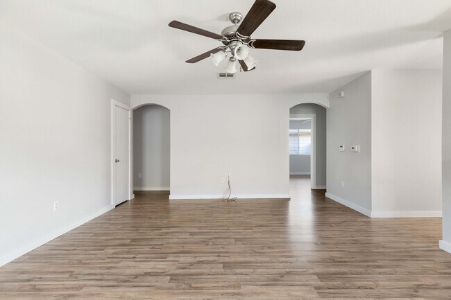 Building Photo - Updated 4/BR 2/BA Home Minutes from Downtown!