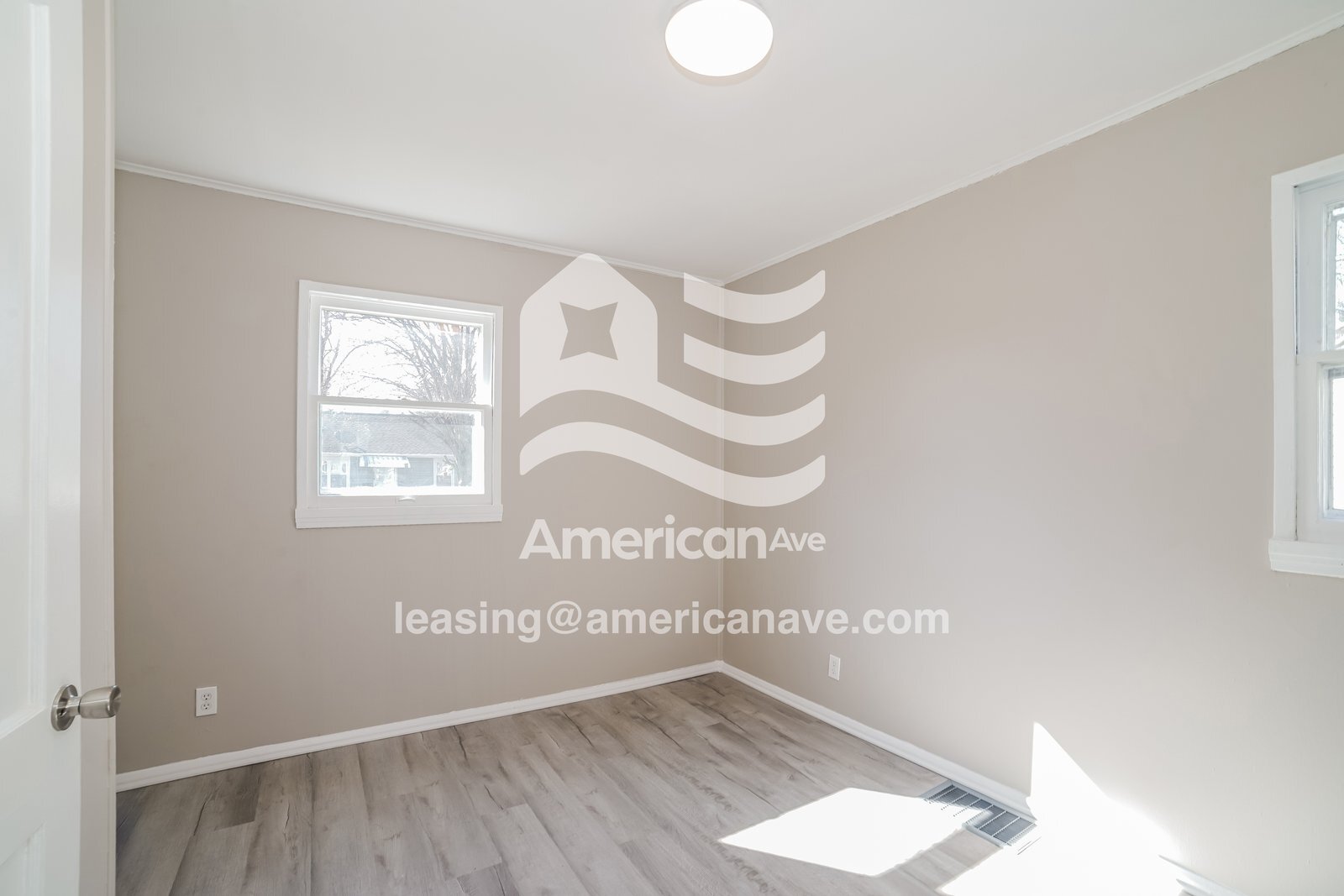 Building Photo - 823 W Bartlett Ct