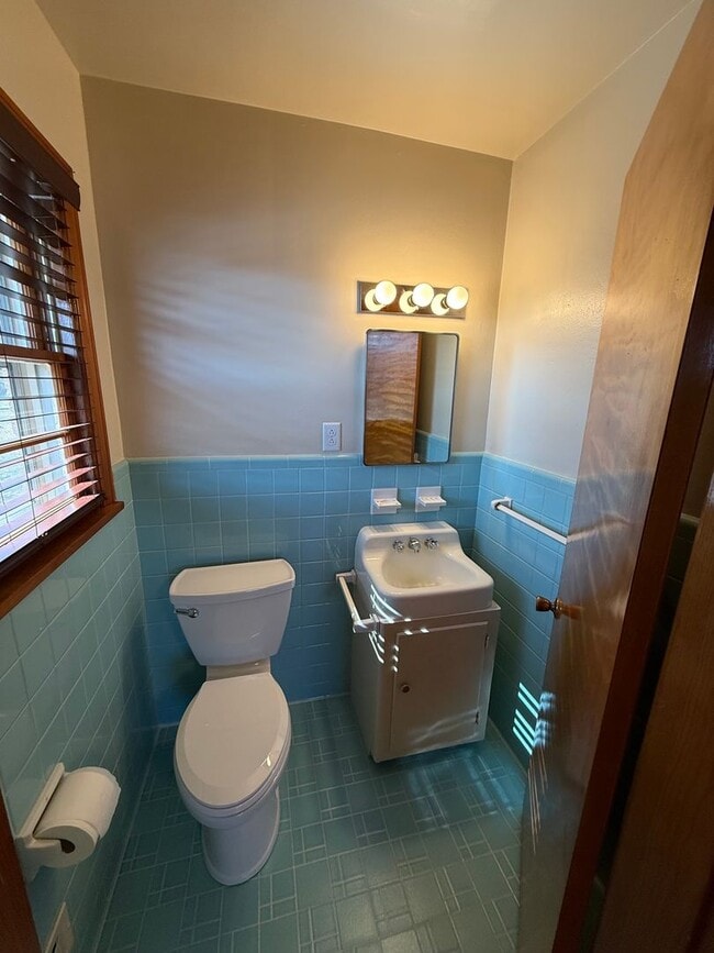 Building Photo - 3 Bed/1/5 Bath House with Carport  *Lawncare included in rent*