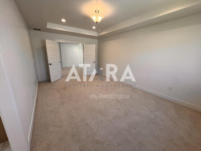 Building Photo - 909 Sagehill Dr