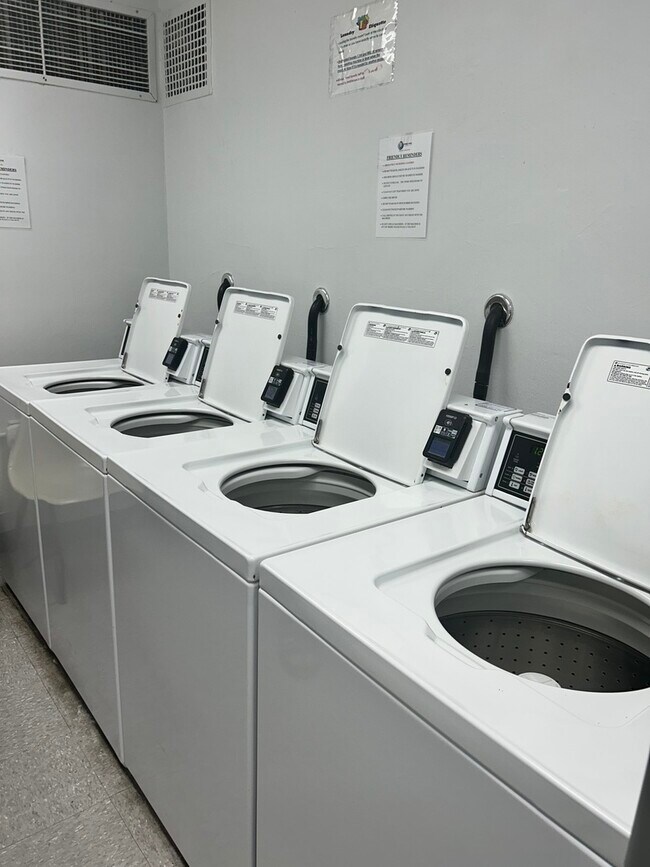 Building Photo - 5300 S Shore Dr