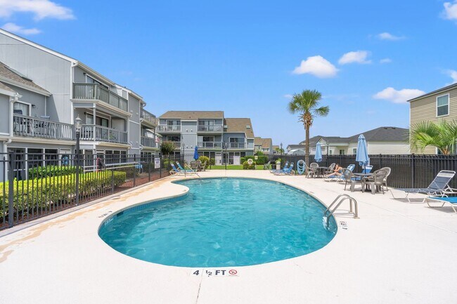 Building Photo - Fully furnished condo minutes from the beach!