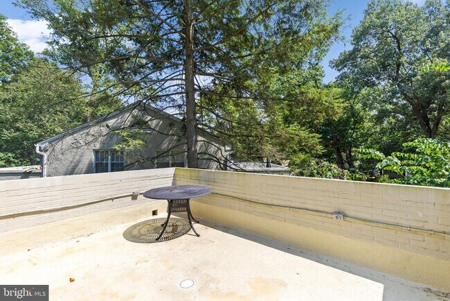 Building Photo - 702 S Arlington Mill Dr