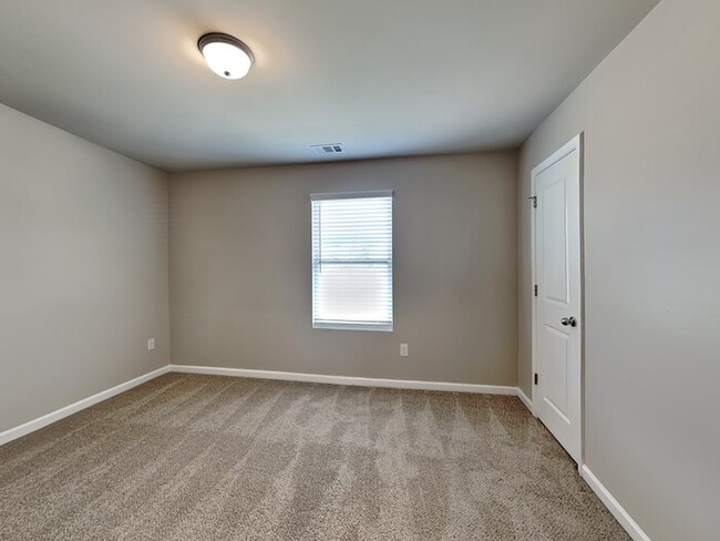 Building Photo - One Month FREE Move-in Special!