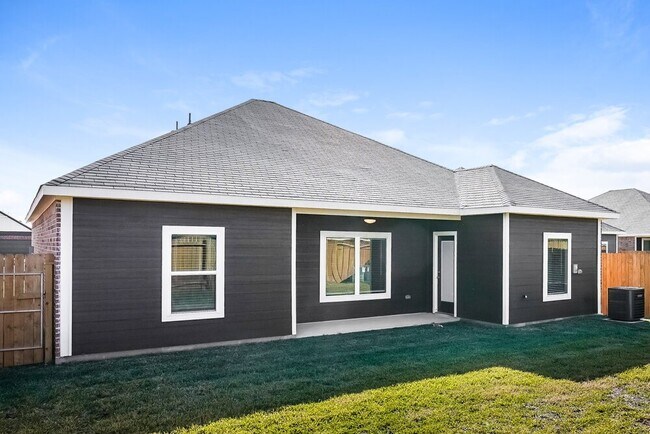 Building Photo - 421 Mustang Trot Dr