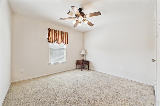Building Photo - 2088 Silverthorn Ln