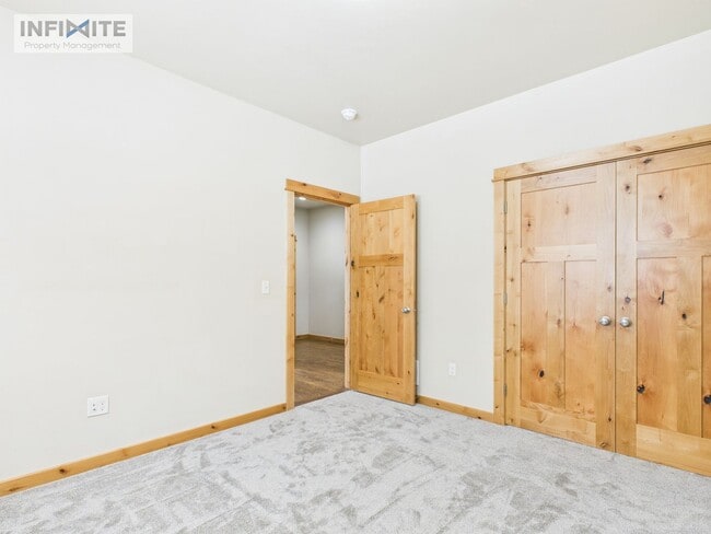 Building Photo - 3 Bedroom with Attached Garage