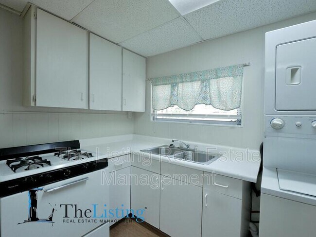 Building Photo - 611 E Plymouth Ave