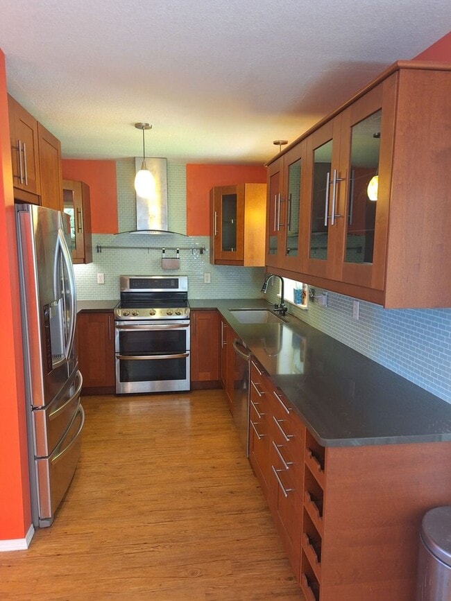 Building Photo - 3 Bedroom, 1 Bonus office/craft Room  and ...