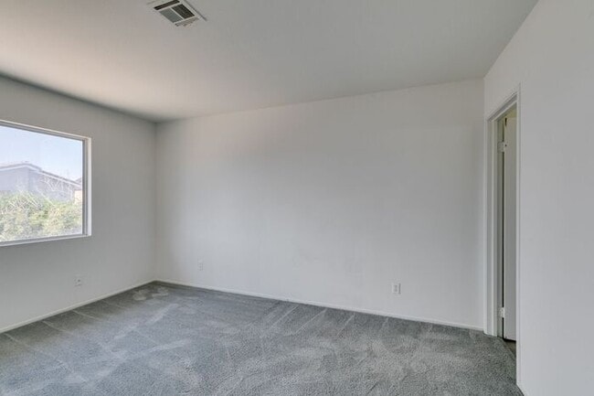 Building Photo - Double Primary Townhome with Spacious Backyard in 89115!