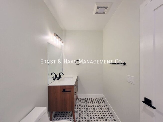 Building Photo - 1107 E. Broadway-