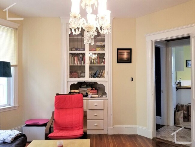 Building Photo - Large Unit on Coolidge Corner, Eat-in Kitchen Laundry on a Site, Parking for Rent, Big Bedrooms, ...